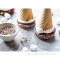 Um cone crocante usado para decorar sorvete